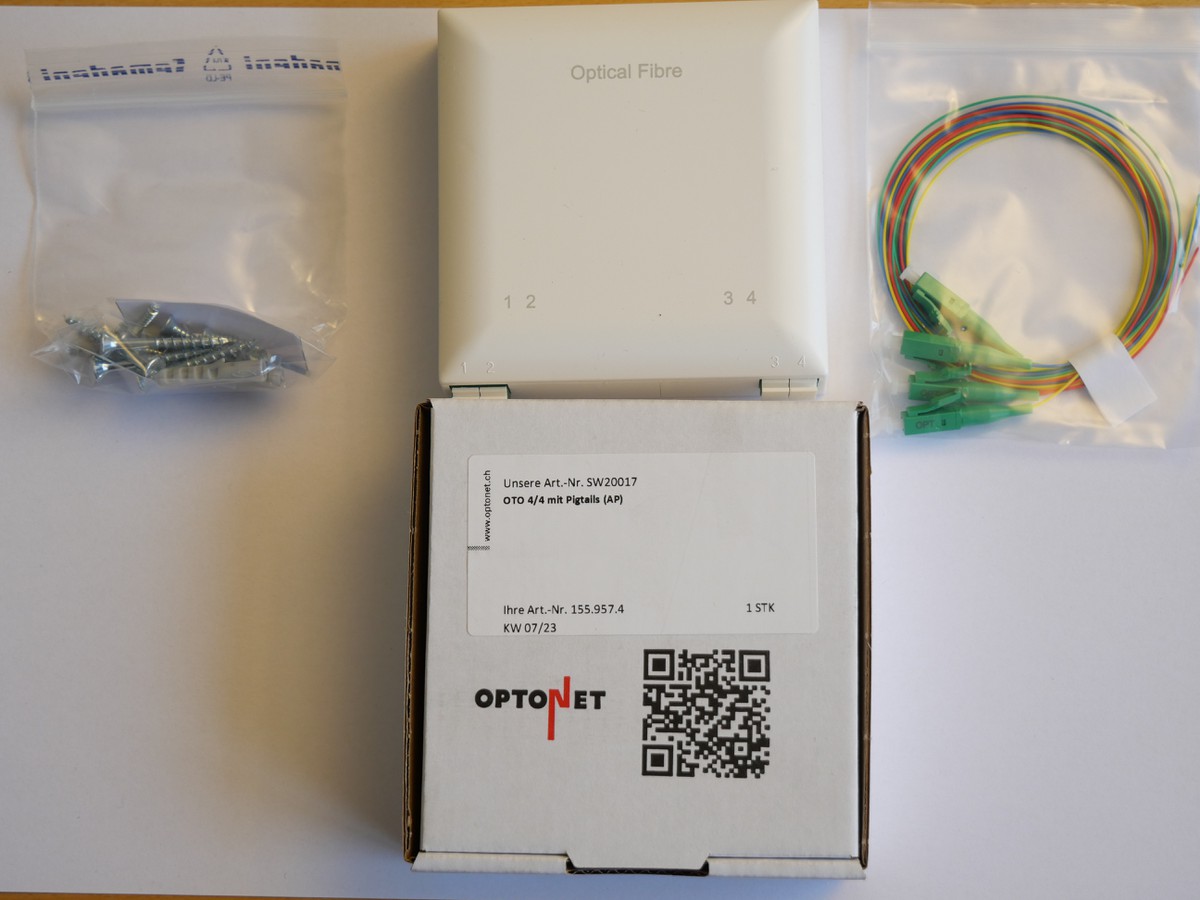 OTO 4/4 mit Pigtail (AP) bestückt mit 2 Duplex Mittelstücken LC/APC Opt